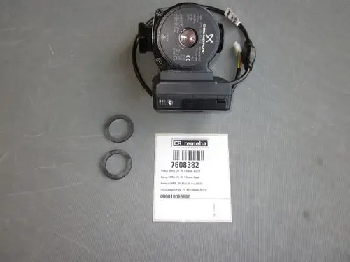 Umwälzpumpe mit einem Kabelanschluss und zwei O-Ringen. Produktinformationen auf einem Etikett von Remeha sind sichtbar.